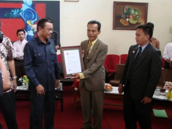 Penyerahan Sertifikat ISO - Penyerahan Sertifikat ISO dari Kepala Dinas Pendidikan Kota Padang Ke Kepala SMKN 4 Padang