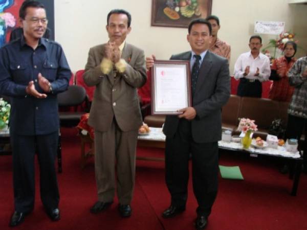 PenyerahanSertifikat ISO - Wakil Manajemen mutu Indryedi Bakri, S.Pd, MT menerima sertifikat ISO untuk disimpan di SMKN 4 Padang